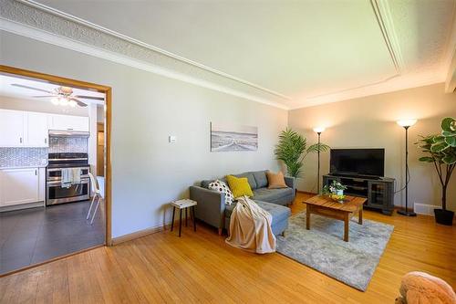 352 Belmont Ave, Winnipeg, MB - Indoor Photo Showing Living Room
