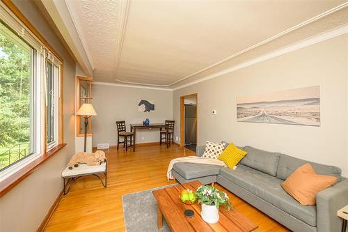 352 Belmont Ave, Winnipeg, MB - Indoor Photo Showing Living Room