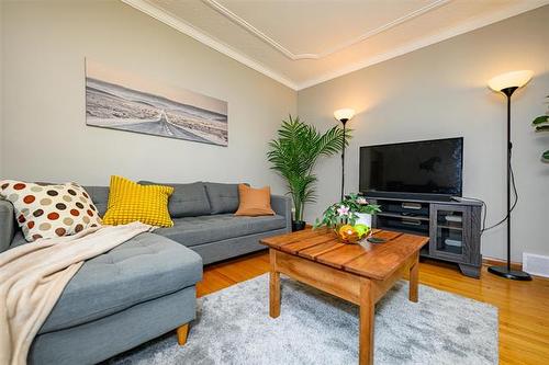 352 Belmont Ave, Winnipeg, MB - Indoor Photo Showing Living Room