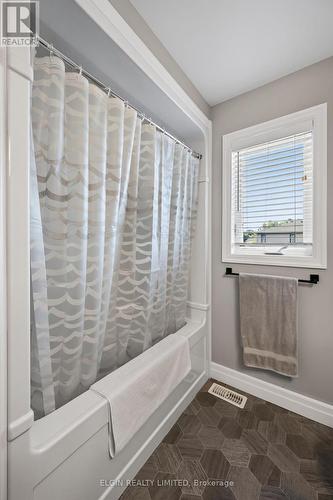 14 Muirfield Drive, St. Thomas, ON - Indoor Photo Showing Bathroom
