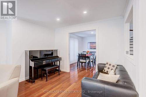 34 Highgate Drive, Markham, ON - Indoor Photo Showing Living Room