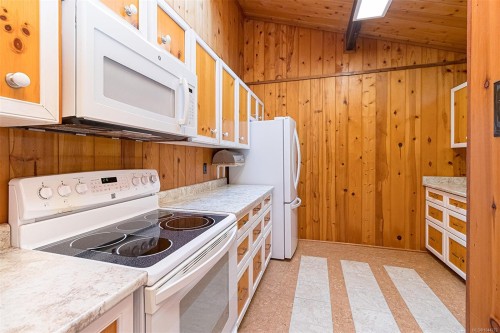2298 Munn Rd, Highlands, BC 