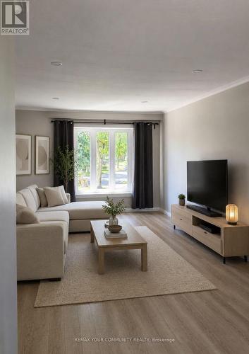 3796 Wyewood Road, Mississauga, ON - Indoor Photo Showing Living Room