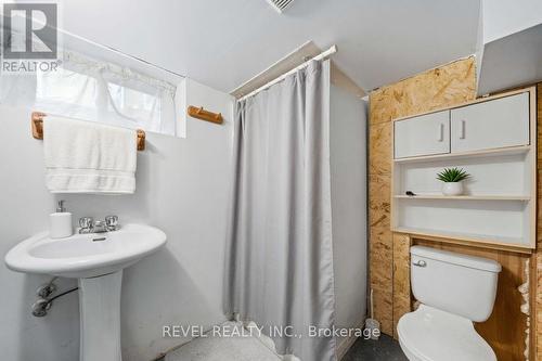 Bathroom 2 - 7 Maple Street, St. Thomas, ON - Indoor Photo Showing Bathroom