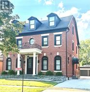 42 OATLANDS CRESCENT Richmond Hill, ON L4C 9P2