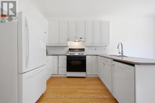 6926 Early Settler Row, Mississauga, ON - Indoor Photo Showing Kitchen