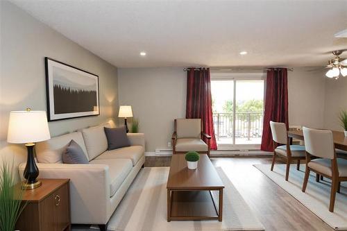 307-710 Kenaston Blvd, Winnipeg, MB - Indoor Photo Showing Living Room