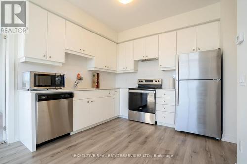 322 - 251 Northfield Drive E, Waterloo, ON - Indoor Photo Showing Kitchen