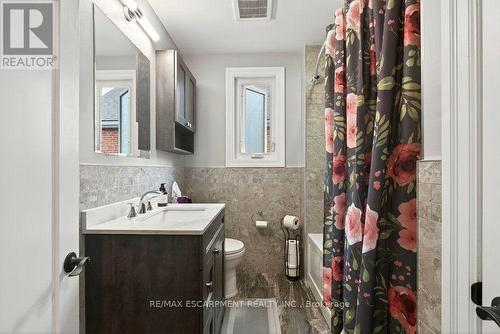 328 East 19Th Street, Hamilton, ON - Indoor Photo Showing Bathroom