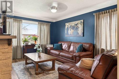328 East 19Th Street, Hamilton, ON - Indoor Photo Showing Living Room
