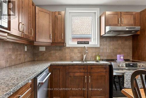 328 East 19Th Street, Hamilton, ON - Indoor Photo Showing Kitchen With Double Sink