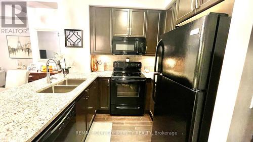 222 - 111 Civic Square Gate, Aurora, ON - Indoor Photo Showing Kitchen With Double Sink