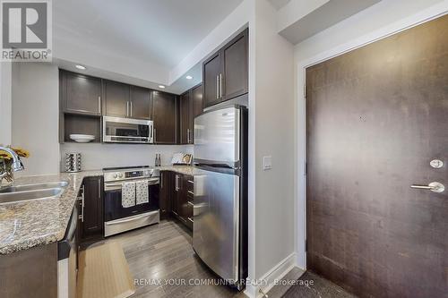 962 - 23 Cox Boulevard, Markham, ON - Indoor Photo Showing Kitchen With Double Sink