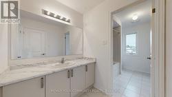 Semi-Ensuite b/n Bedrooms 2/3 - 