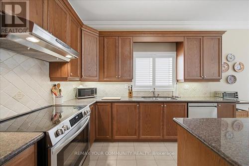 51 Tonner Crescent, Aurora, ON - Indoor Photo Showing Kitchen With Double Sink