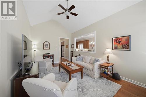 51 Tonner Crescent, Aurora, ON - Indoor Photo Showing Living Room