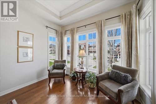 51 Tonner Crescent, Aurora, ON - Indoor Photo Showing Living Room