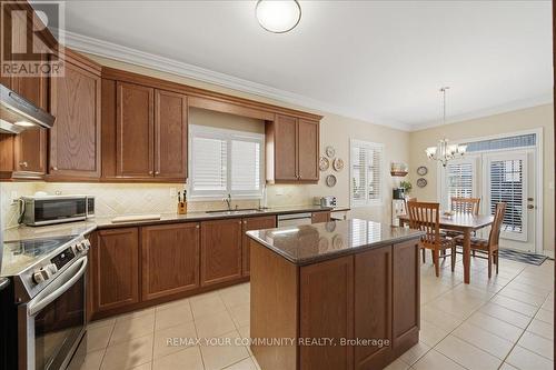 51 Tonner Crescent, Aurora, ON - Indoor Photo Showing Kitchen