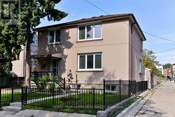 UPPER - 6 LENNOX STREET Toronto, ON M5S 1L4