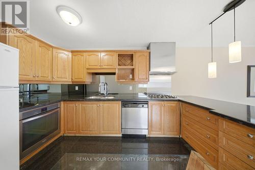 1500 Paddington Court, Burlington, ON - Indoor Photo Showing Kitchen With Stainless Steel Kitchen