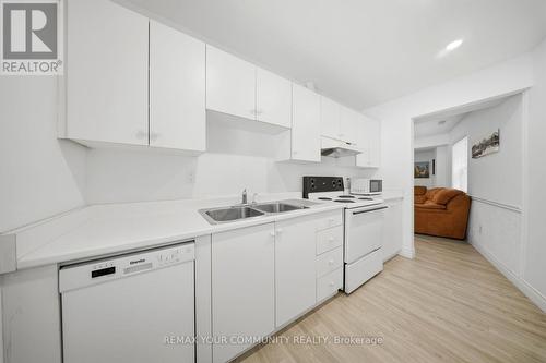 1500 Paddington Court, Burlington, ON - Indoor Photo Showing Kitchen With Double Sink