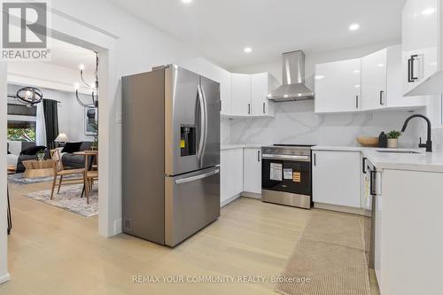184 Stirton Street, Hamilton, ON - Indoor Photo Showing Kitchen With Upgraded Kitchen