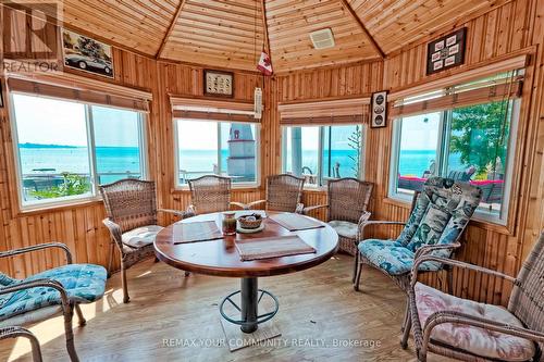 1834 Tiny Beaches Road S, Tiny, ON - Indoor Photo Showing Living Room