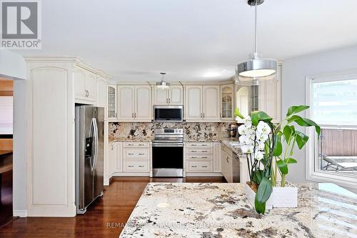48 Haskell Crescent, Aurora, ON - Indoor Photo Showing Kitchen With Stainless Steel Kitchen