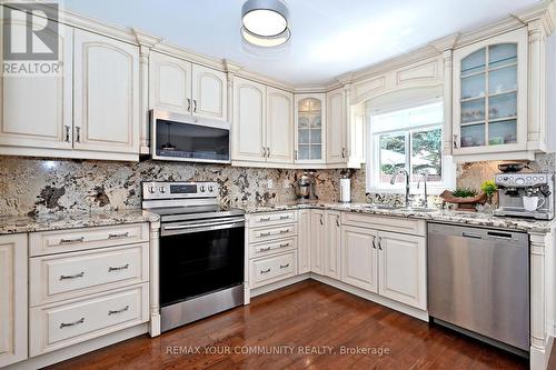 48 Haskell Crescent, Aurora, ON - Indoor Photo Showing Kitchen With Upgraded Kitchen
