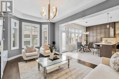 8 King Boulevard, King, ON - Indoor Photo Showing Living Room