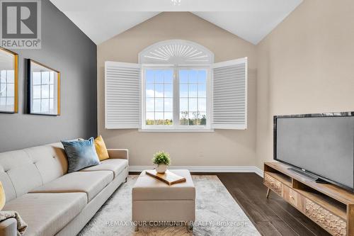 8 King Boulevard, King, ON - Indoor Photo Showing Living Room