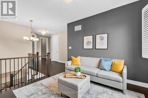 8 King Boulevard, King, ON - Indoor Photo Showing Living Room