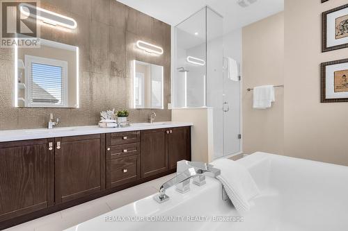 8 King Boulevard, King, ON - Indoor Photo Showing Bathroom