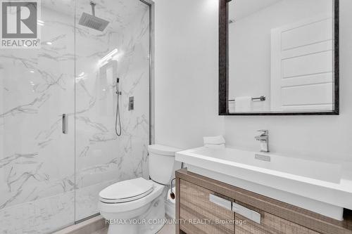 8 King Boulevard, King, ON - Indoor Photo Showing Bathroom
