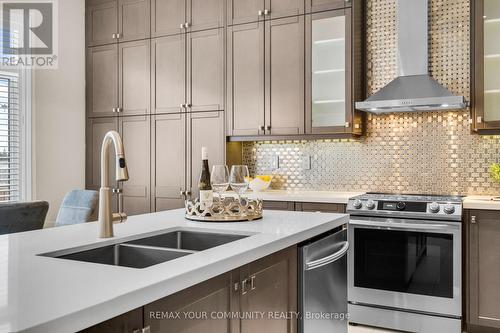 8 King Boulevard, King, ON - Indoor Photo Showing Kitchen With Double Sink With Upgraded Kitchen