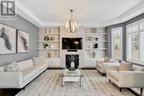 8 King Boulevard, King, ON - Indoor Photo Showing Living Room