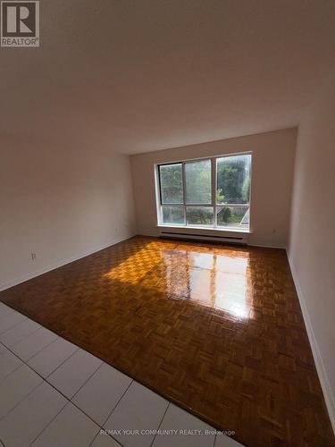 203 - 72 LAKE AVENUE , Richmond Hill, Ontario L4E 2V4 3