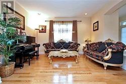 33 GOLDEN OAK AVENUE Richmond Hill, ON L4S 1Y6