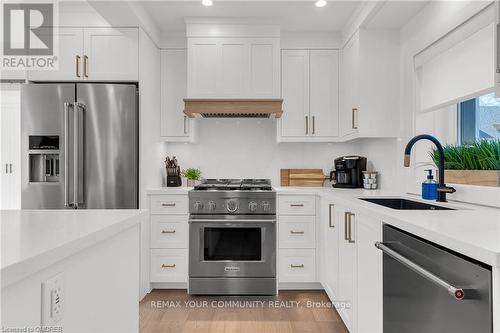 1379 Caroline Street, Burlington, ON - Indoor Photo Showing Kitchen With Upgraded Kitchen