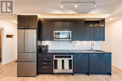 1002 - 120 Eagle Rock Way, Vaughan, ON - Indoor Photo Showing Kitchen With Upgraded Kitchen
