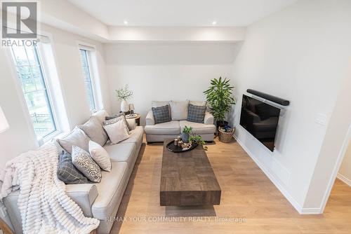 38 Utter Place, Hamilton, ON - Indoor Photo Showing Living Room