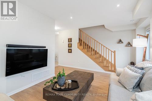 38 Utter Place, Hamilton, ON - Indoor Photo Showing Living Room
