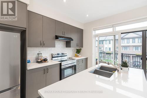 38 Utter Place, Hamilton, ON - Indoor Photo Showing Kitchen With Double Sink With Upgraded Kitchen