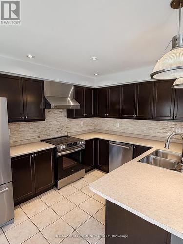 18 Gordon Drive, New Tecumseth, ON - Indoor Photo Showing Kitchen With Double Sink