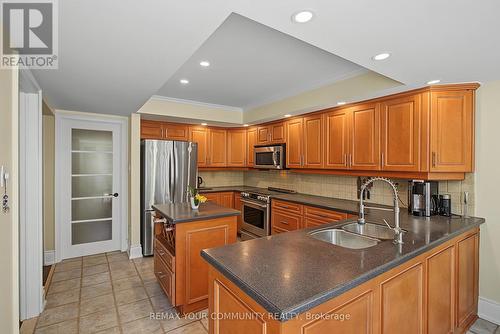 23 Cranberry Lane, Aurora, ON - Indoor Photo Showing Kitchen With Double Sink