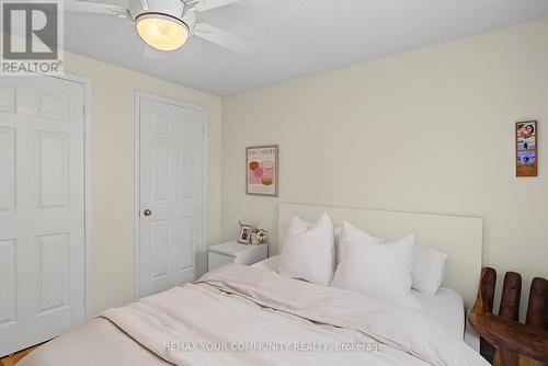 23 Cranberry Lane, Aurora, ON - Indoor Photo Showing Bedroom