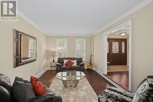 23 Cranberry Lane, Aurora, ON - Indoor Photo Showing Living Room
