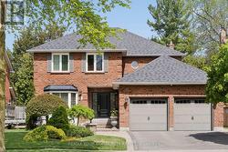5 CARRIAGE LANE Clarington, ON L1E 1J9