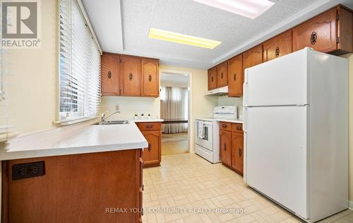 628 Shenandoah Drive, Mississauga, ON - Indoor Photo Showing Kitchen With Double Sink