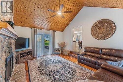 6743 3Rd Line, New Tecumseth, ON - Indoor Photo Showing Living Room